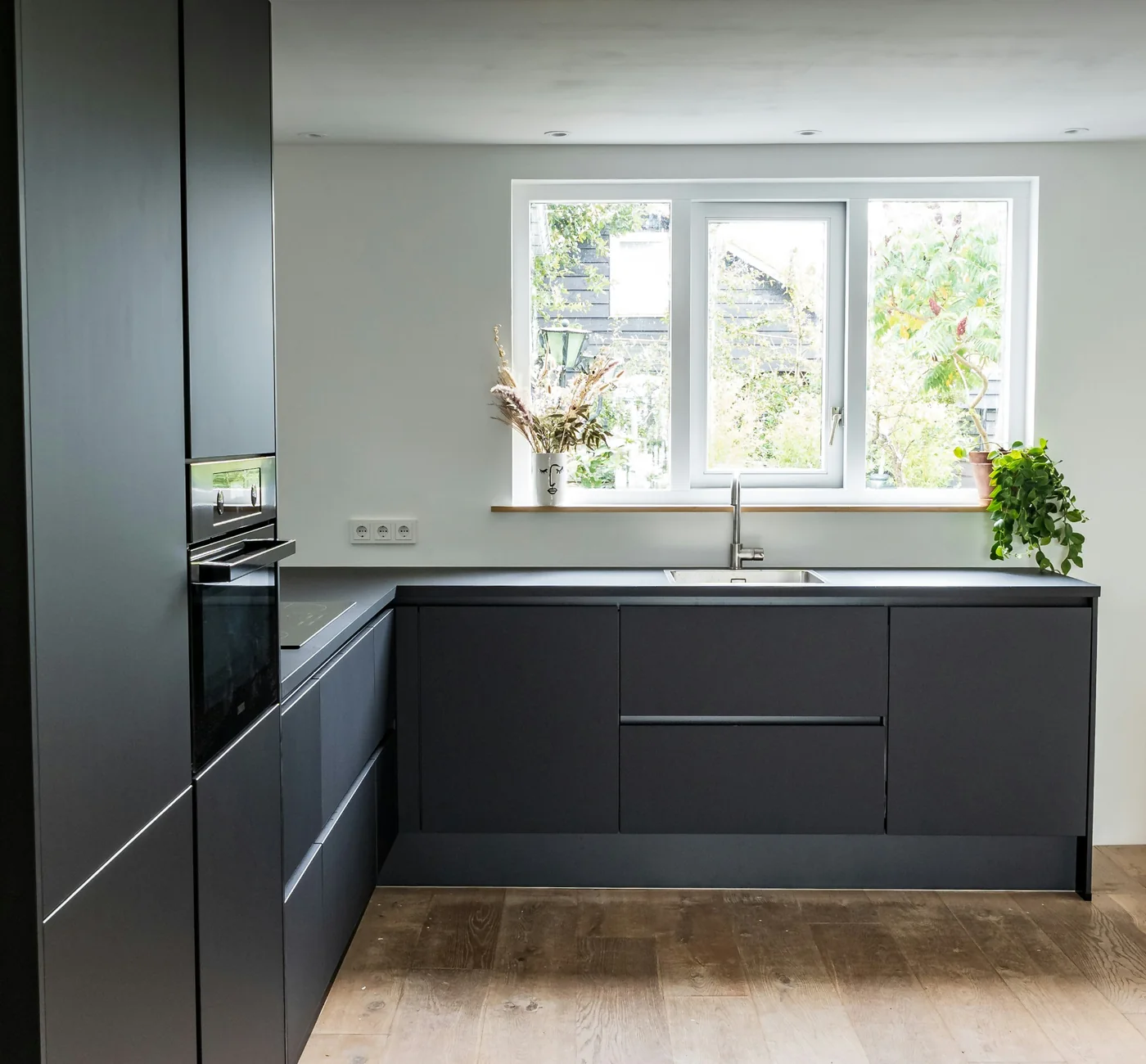 Moderne keuken met aansluitpunten die op de keukenindeling moeten worden afgestemd