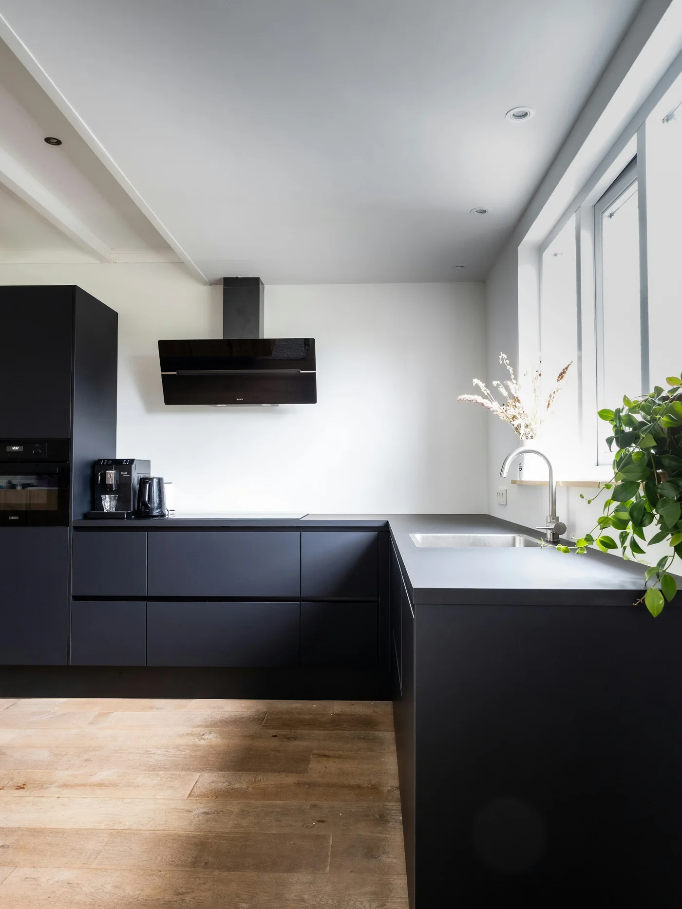Keuken in voorbereiding — beeld van technische werkzaamheden voor keukenmontage