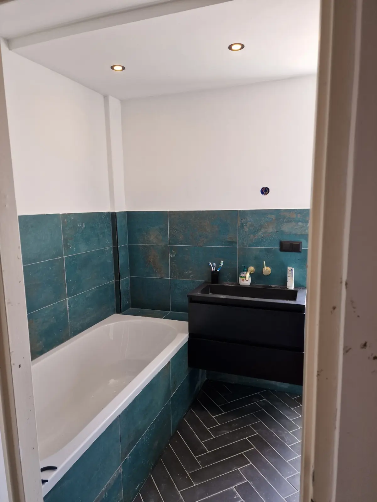 Complete badkamer onder een schuine kap