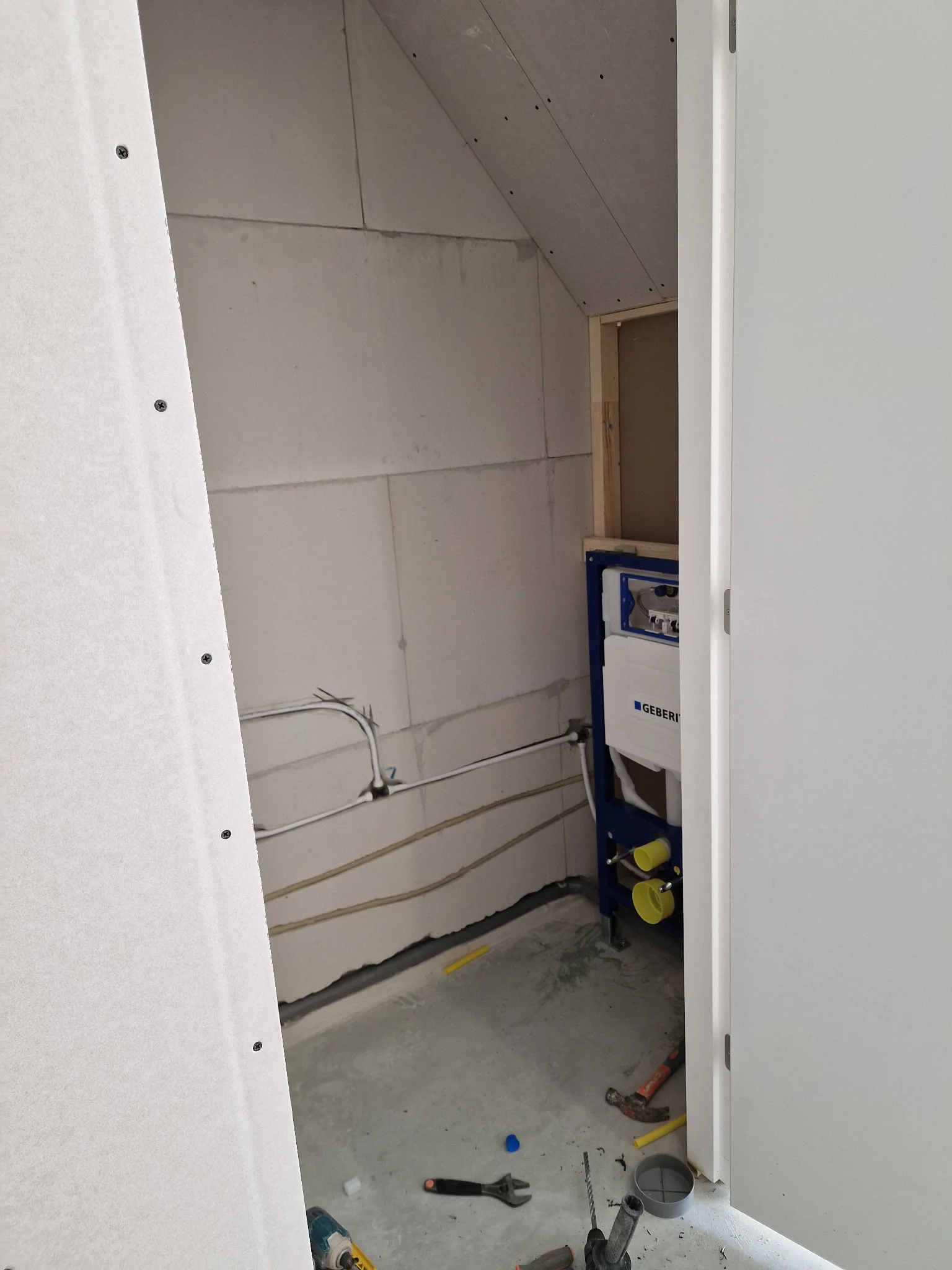 Geberit inbouwreservoir en leidingwerk in toiletruimte