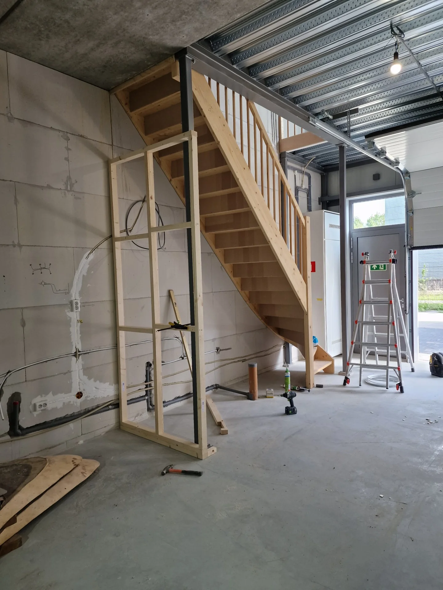 Opbouw wandconstructie voor toiletruimte onder trap
