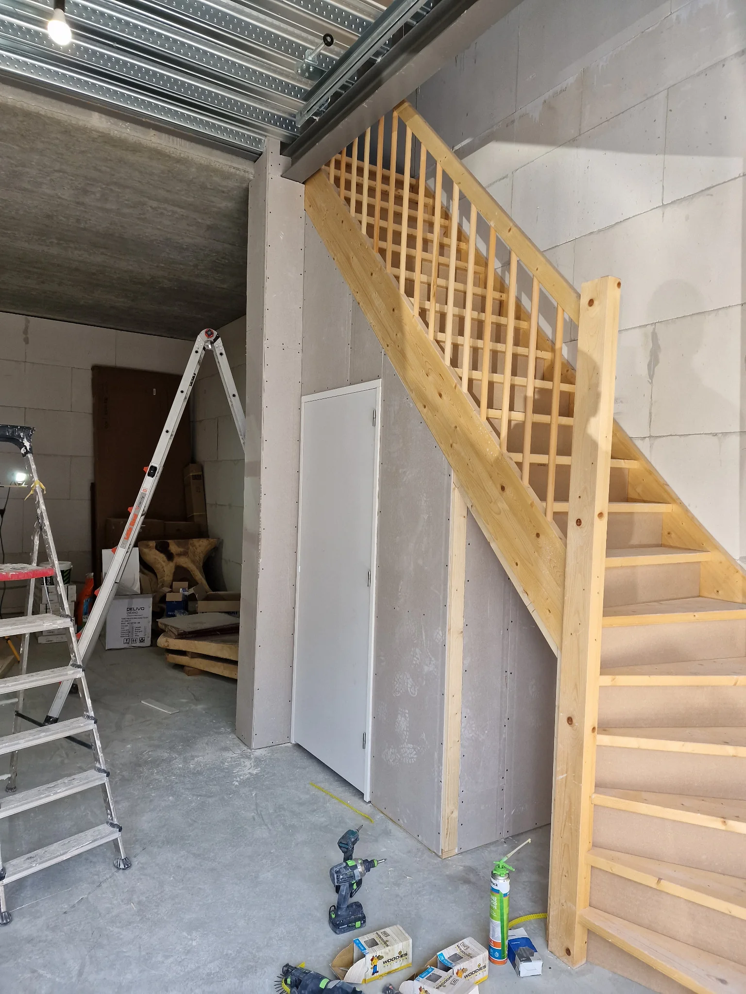 Toiletruimte onder bestaande trap gerealiseerd door Oxavix