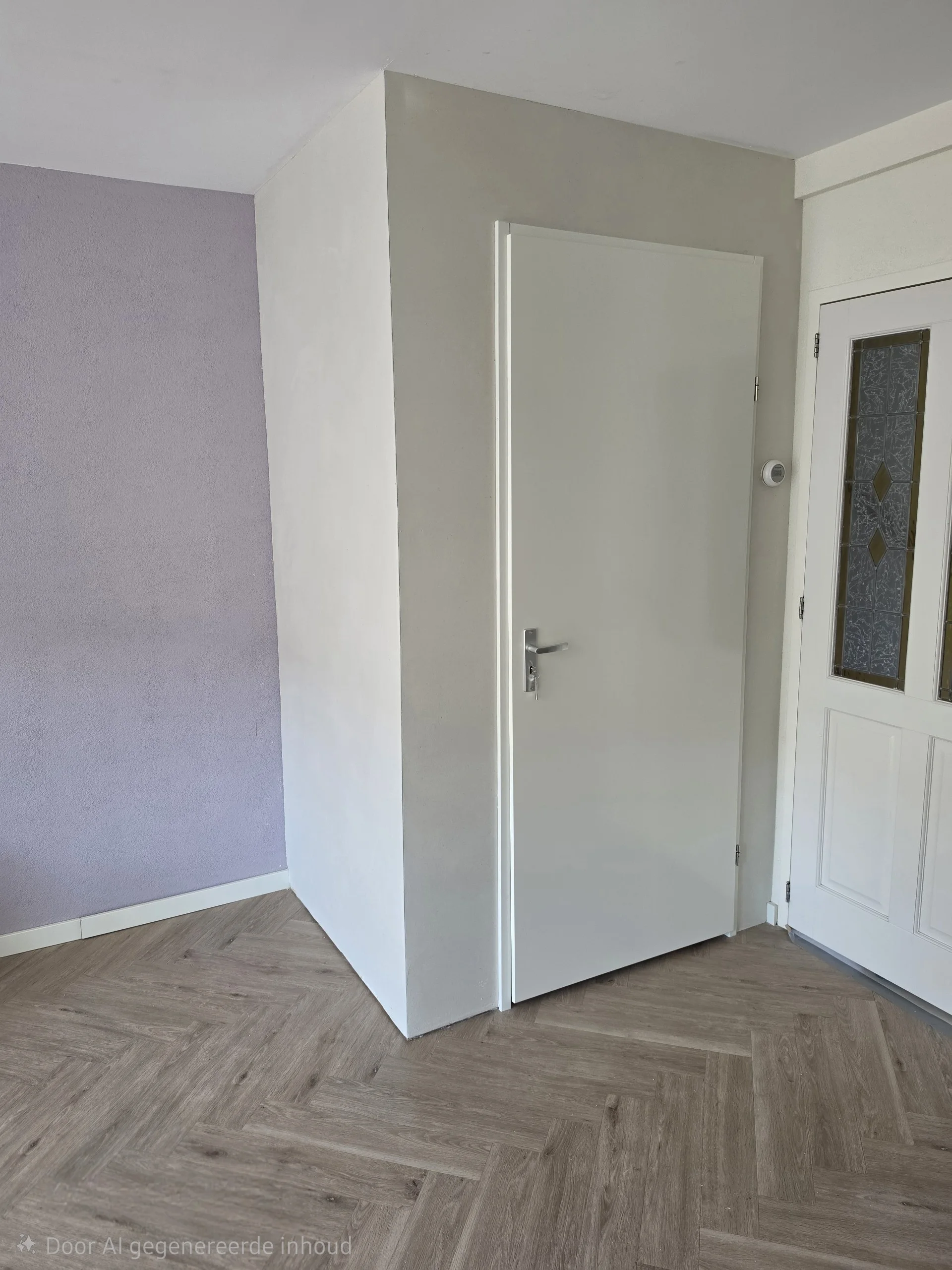 Afgewerkte kast onder trap met deur