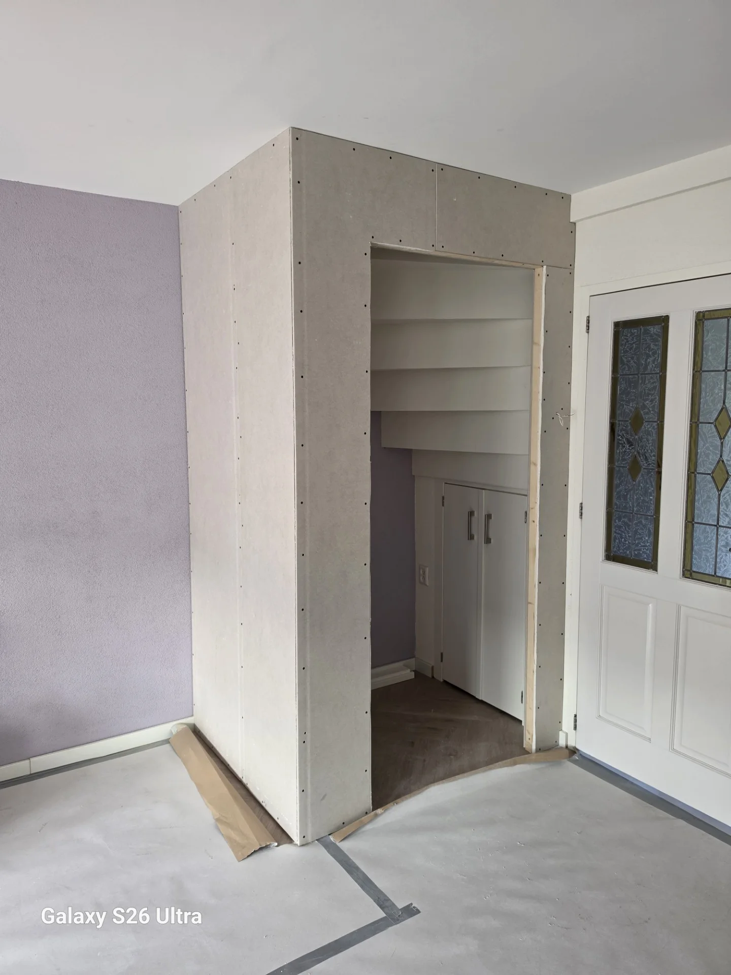 Opbouw van nieuwe trapkast onder trap