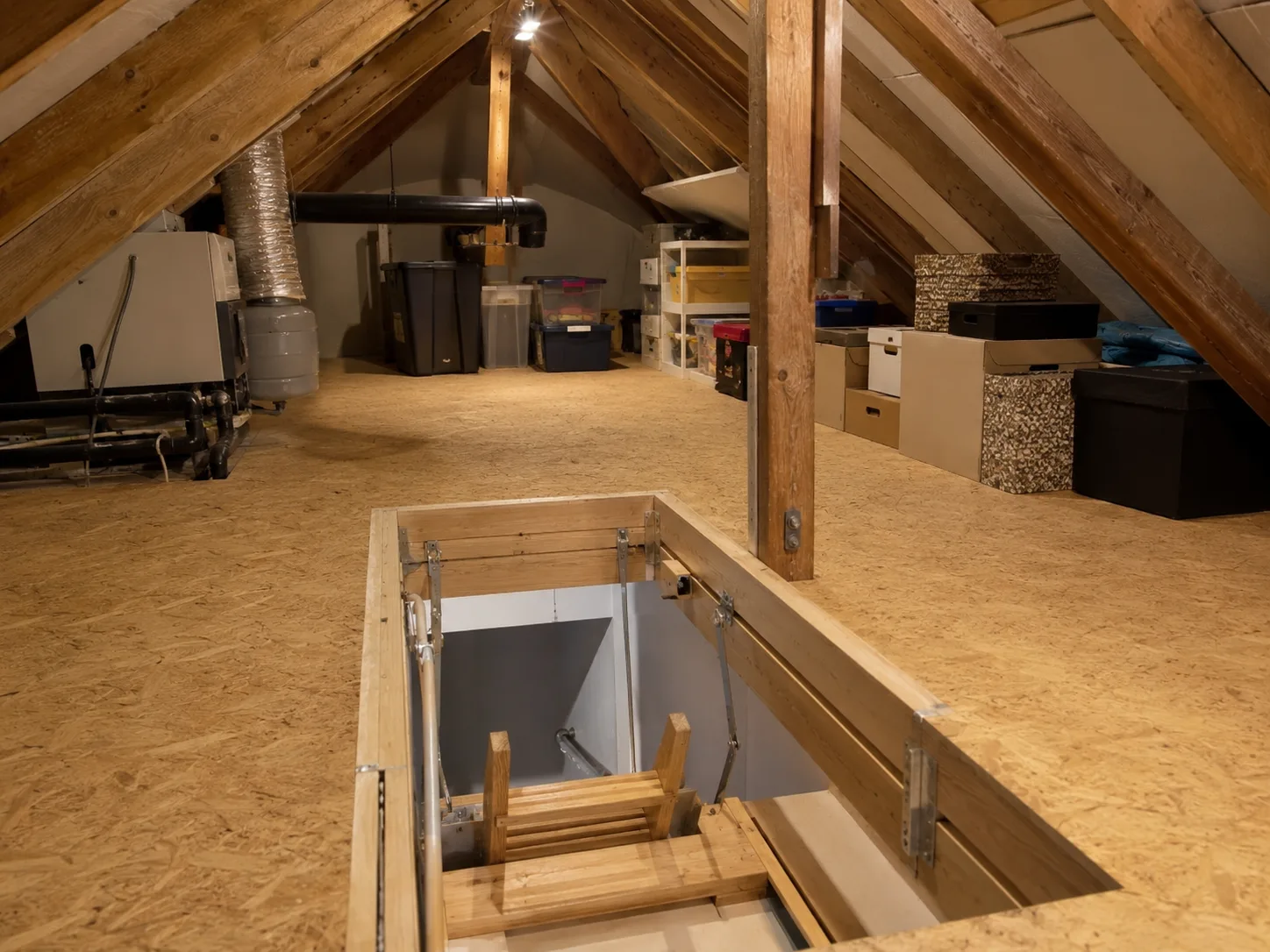 Vliering met vloer en veilige toegangstrap