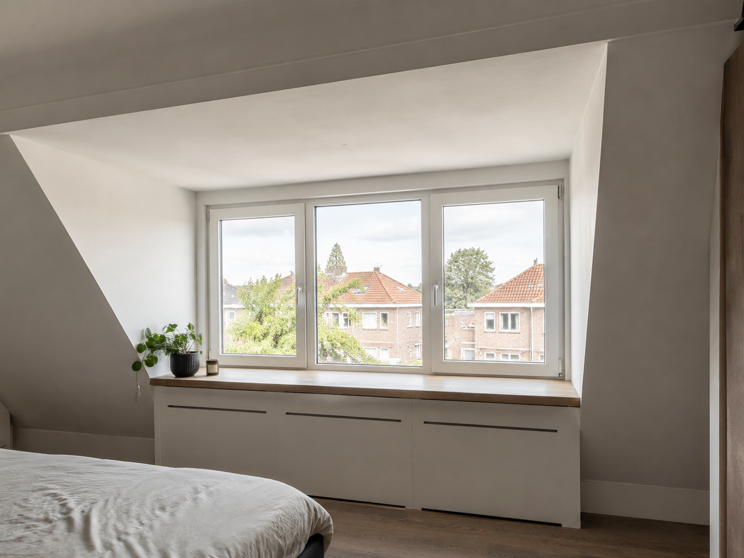 Afgewerkte zolder als slaapkamer en werkruimte