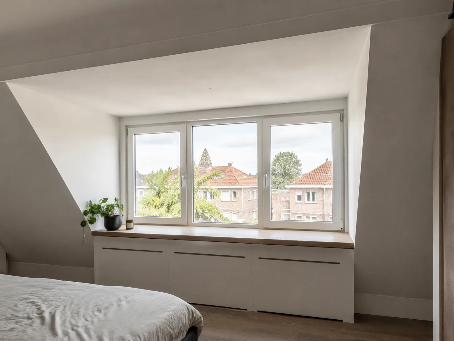 Afgewerkte zolder als slaapkamer en werkruimte